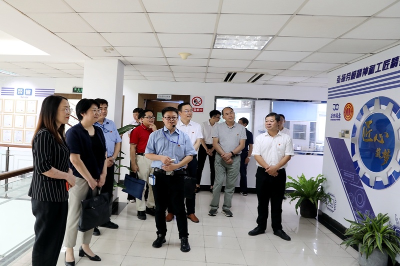 2020年7月14日，時任浙江省總工會黨組成員、副主席張衛(wèi)華一行蒞臨景興紙業(yè)調(diào)研推進(jìn)新時代產(chǎn)業(yè)工人隊伍建設(shè)改革工作