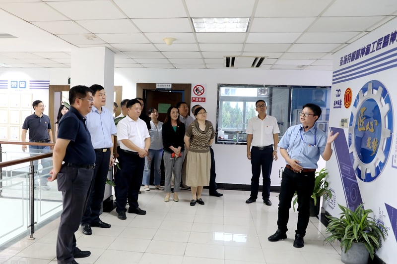 2020年7月29日，時任浙江省政協(xié)常委、社法委副主任、省總工會副主席、一級巡視員董建偉蒞臨景興紙業(yè)調(diào)研新時代工匠培育工作