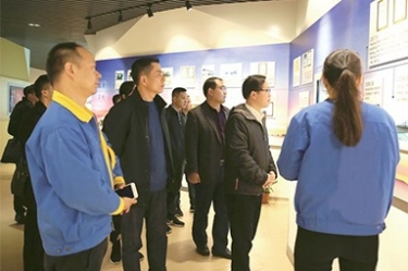 貴州省黔東南州委常委、榕江縣縣委書(shū)記賀代宏一行到公司參觀學(xué)習(xí)考察